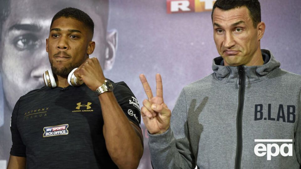 Кличко (праворуч) програв Джошуа у квітні 2017 року