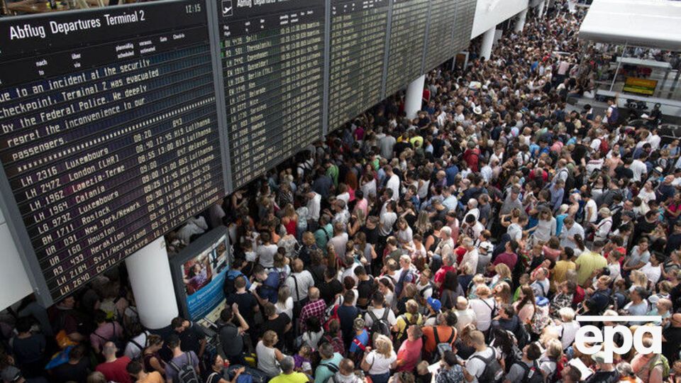 Отмены рейсов затронули больше 30 тыс. пассажиров