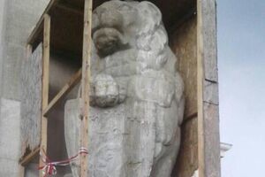 Група чоловіків пошкодила дерев'яні реставраційні щити, які закривають скульптури левів