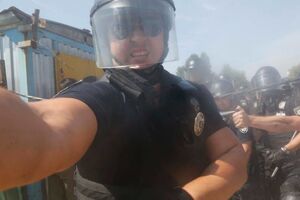 По словам фотокорреспондента, ему брызнули газом в глаза