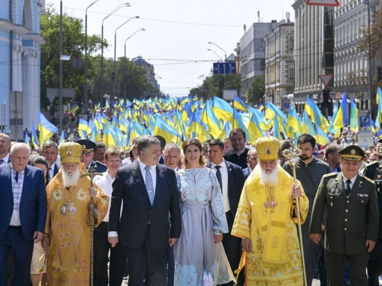 У ході брали участь президент України Петро Порошенко з дружиною, а також низка українських політиків