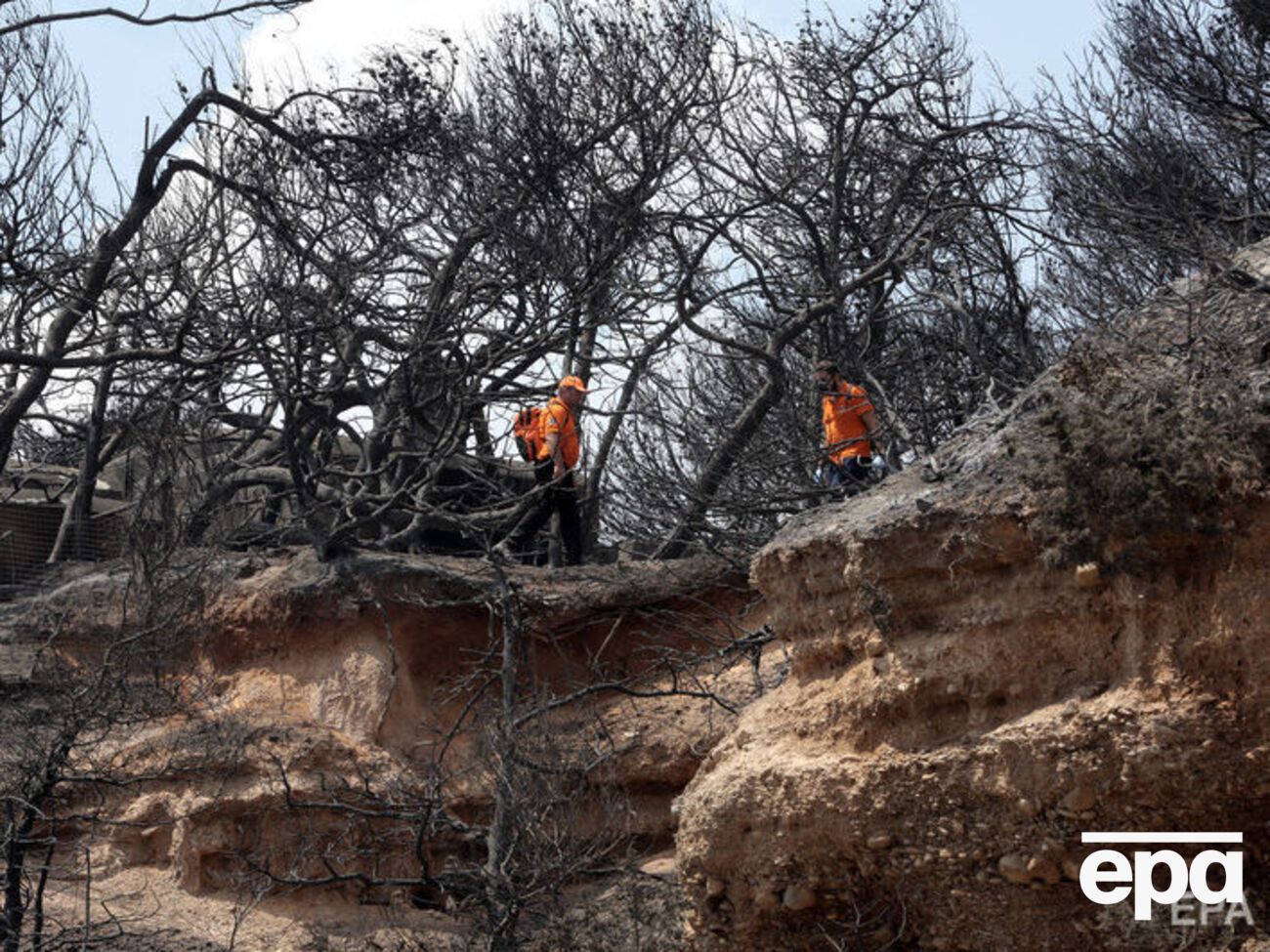 Рятувальники в Греції і далі шукають зниклих безвісти через лісові пожежі. Фоторепортаж