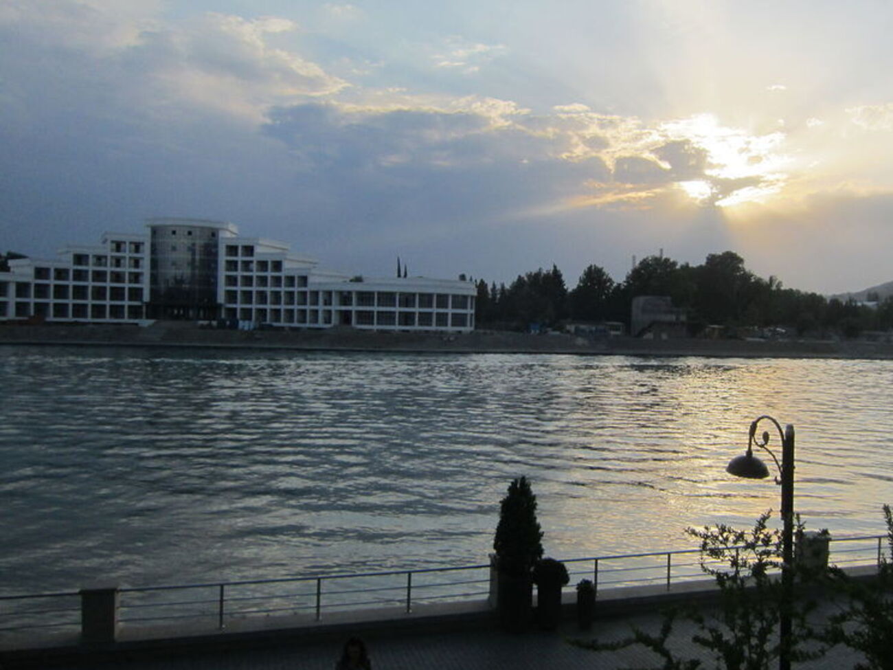 На гидроэлектростанции проводят ремонтные работы