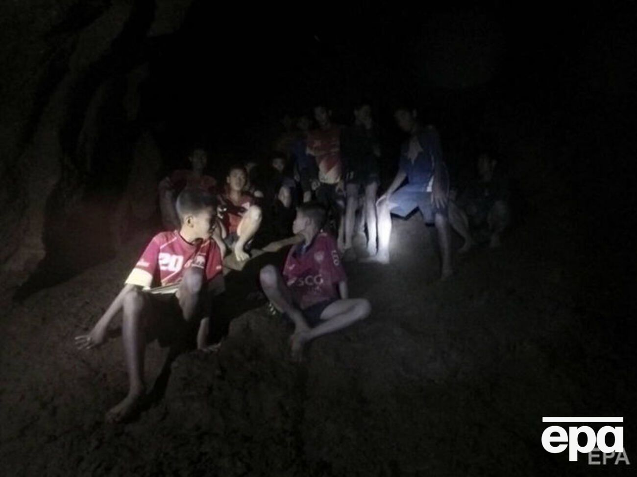 Дети могут провести в пещере несколько месяцев