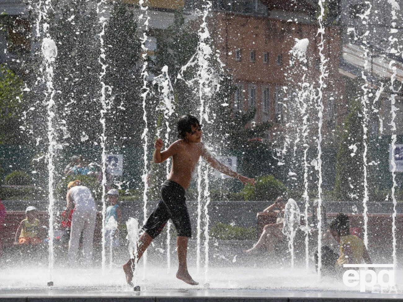 Завтра в Україні очікують до +28 &deg;C