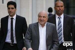 В день смерти Березовского (в центре) его охранник Ави Навама (слева) уехал, не поставив дом на охрану