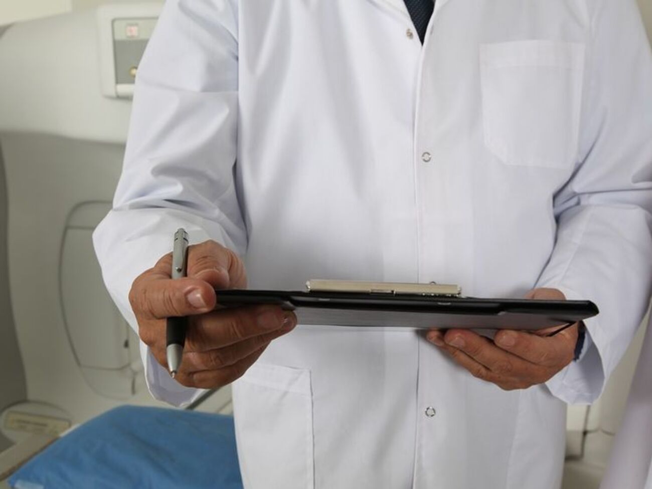 Девочку, которая впала в кому, осмотрел анестезиолог