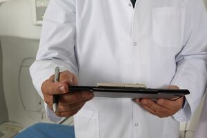 Дівчинку, яка впала в кому, оглянув анестезіолог