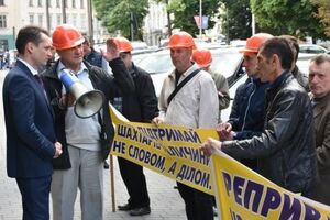 Під будівлею Львівської ОДА з гірниками поспілкувався заступник керівника регіону