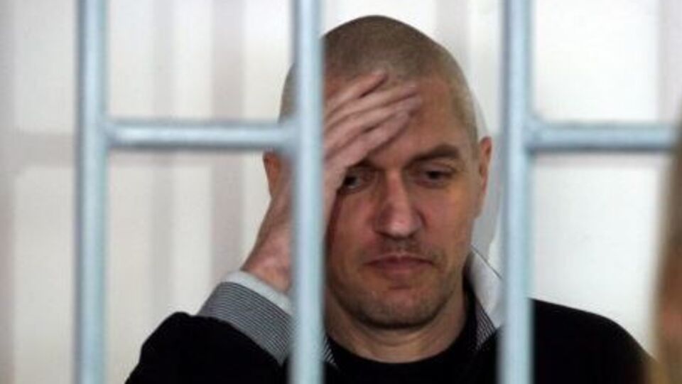 Клих поскаржився на затісну камеру