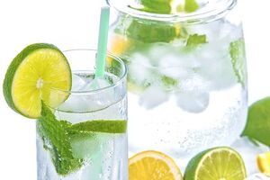 Звичайну воду можна збагатити лимоном, лаймом, м'ятою чи огірком