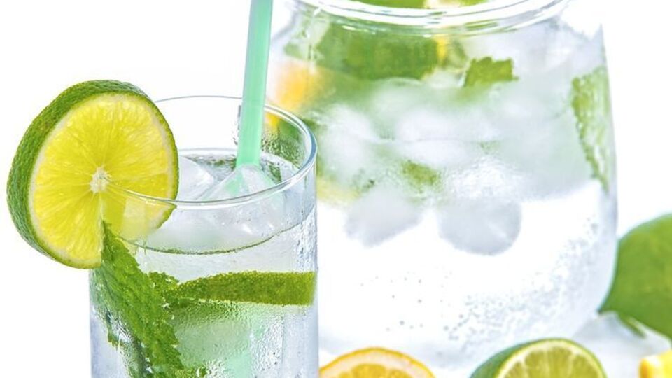 В обычную воду можно добавить лимон, лайм, мяту или огурец
