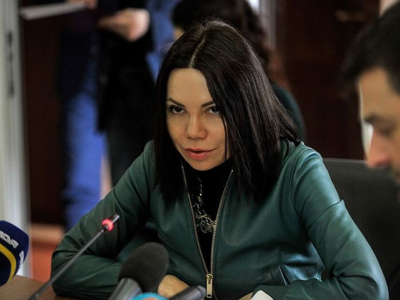 Сюмар сказала, що повідомить до поліції про стеження