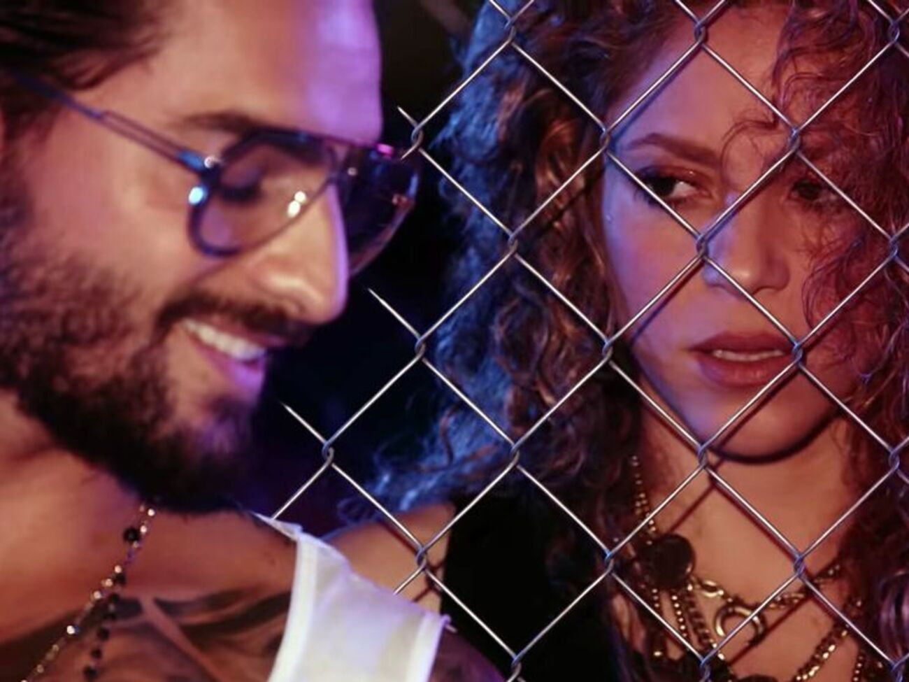 Шакира в ролике находится за решеткой