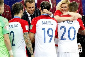 Грабар-Китарович и Макрон промокли под дождем