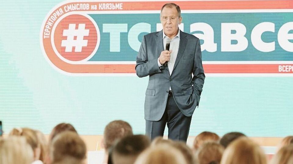 Лавров заявил, что между народами Украины и России "не удастся вбить клин"