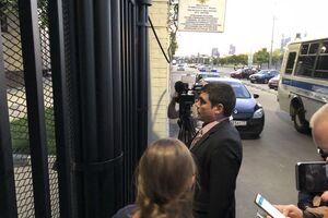 Учасників акції доправили в ВВС Лужники