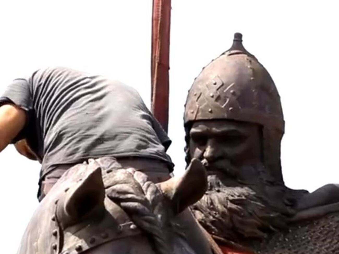 На Трухановом острове начали устанавливать памятник Илье Муромцу