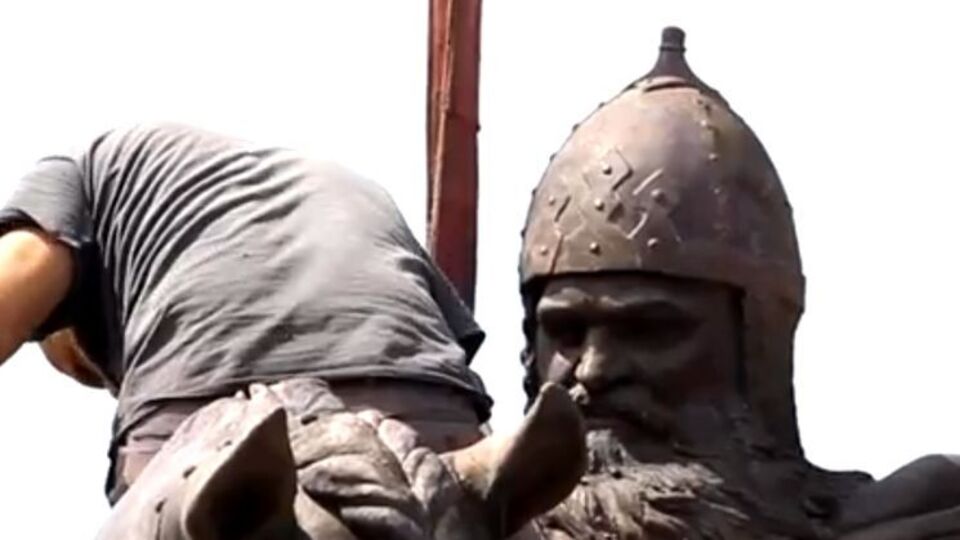 На Трухановом острове начали устанавливать памятник Илье Муромцу