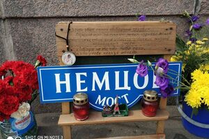 Шнейдер: Удалось снять на видео, что происходит с мемориалом, когда над ним зависает вертолет с триколорной расцветкой борта