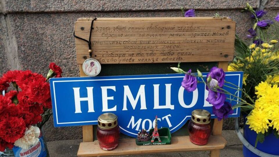 Шнейдер: Удалось снять на видео, что происходит с мемориалом, когда над ним зависает вертолет с триколорной расцветкой борта