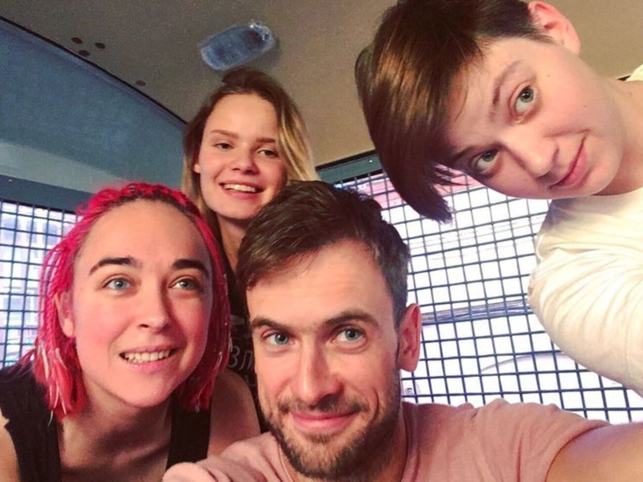 Правоохранители привезли активистов Pussy Riot к Хамовническому суду Москвы