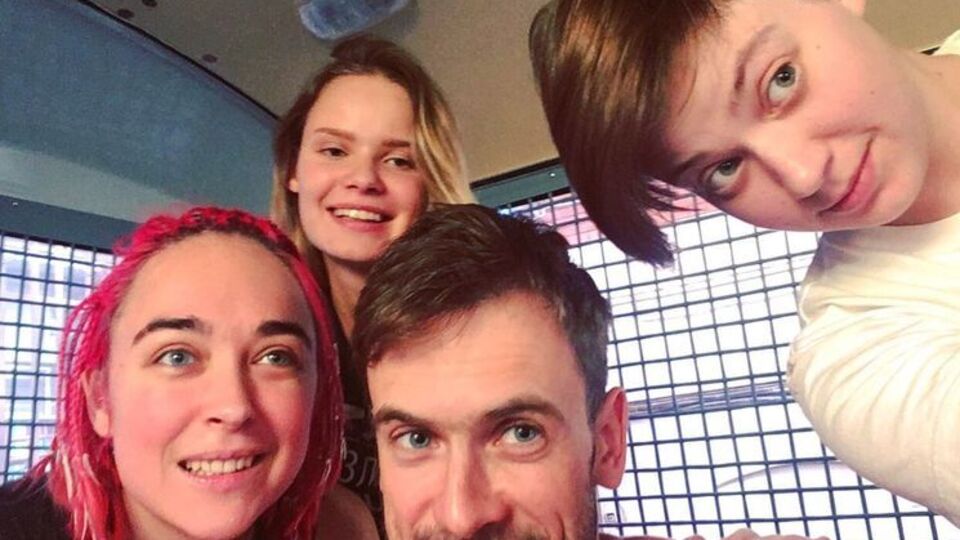 Правоохранители привезли активистов Pussy Riot к Хамовническому суду Москвы
