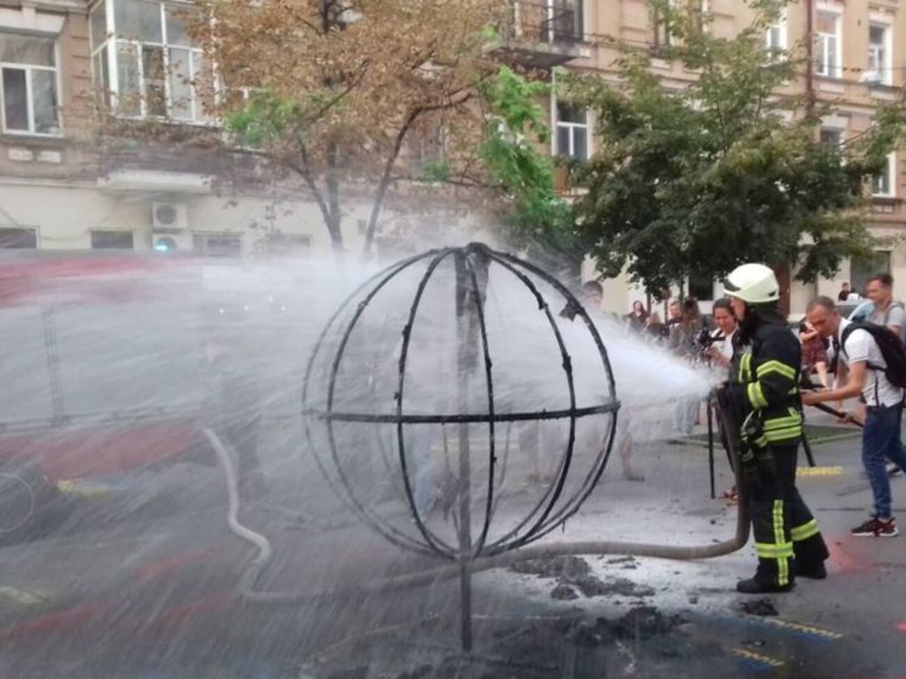 Шар начал тушить правоохранитель, затем приехали спасатели