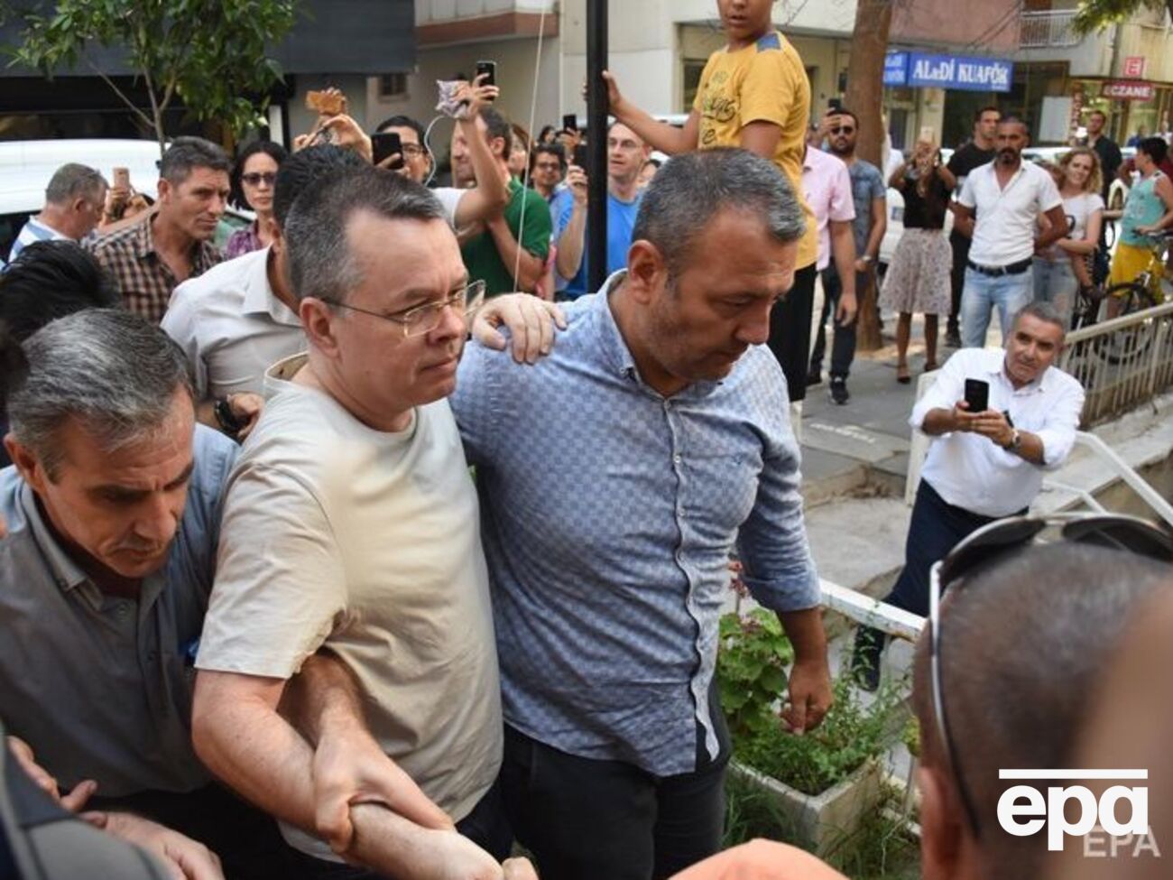 Брансона на прошлой неделе выпустили из тюрьмы под домашний арест