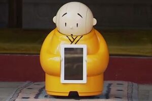 Робот спілкується з дітьми, які приходять у храм