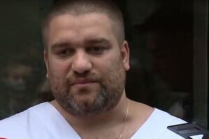 Лікар підкреслив, що лікуванням дівчинки займаються приблизно десять фахівців