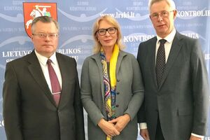 Денисова (в центре) встретилась с Шукисом (слева) и Нормантасом (справа) 4 июля