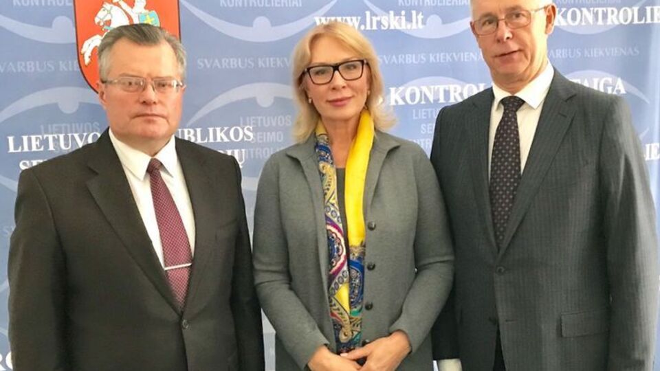 Денісова (по центру) зустрілася з Шукисом (ліворуч) і Нормантасом (праворуч) 4 липня