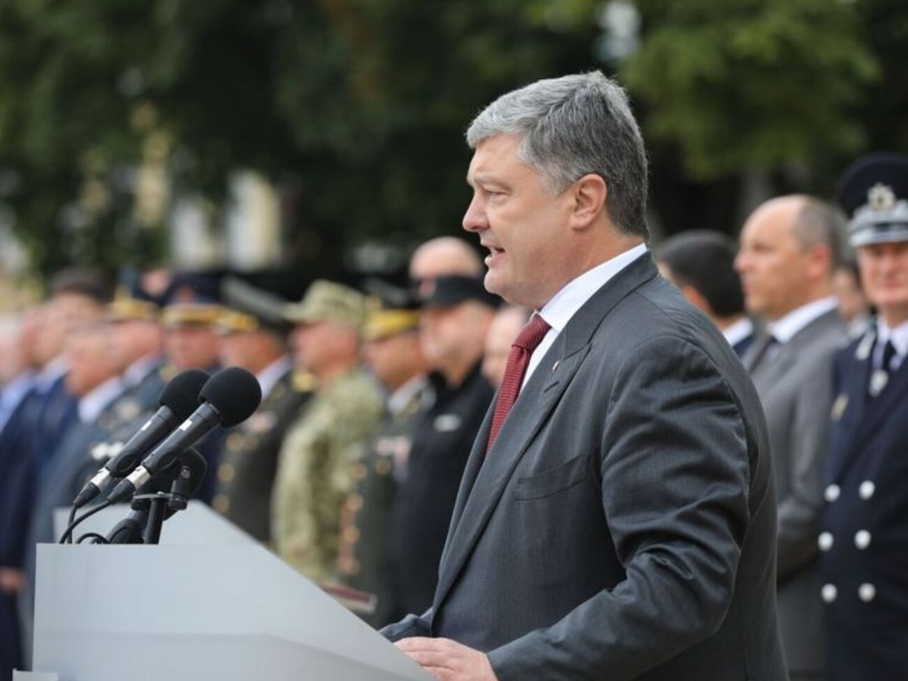 Порошенко: Доверие людей возвращается и растет