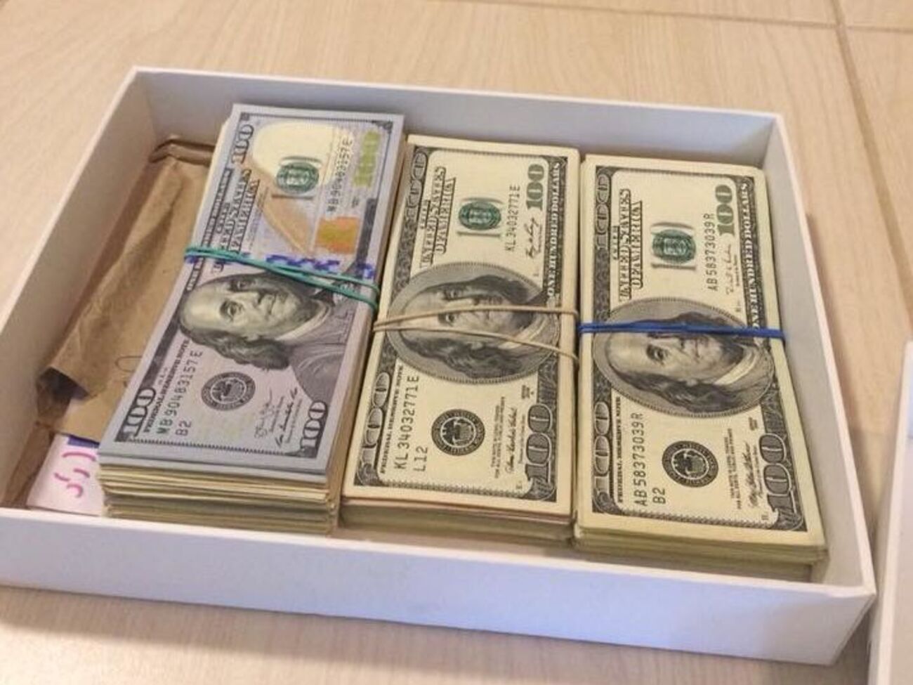 Генпрокурор Юрий Луценко публиковал фото предполагаемой взятки