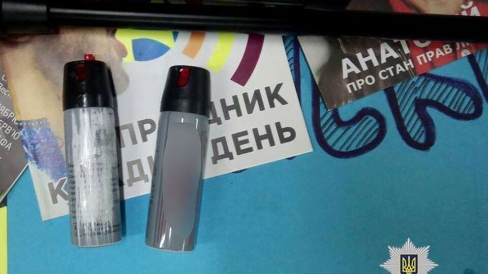 Сотрудники полиции на месте происшествия изъяли корпус гранаты и два пустых газовых баллончика