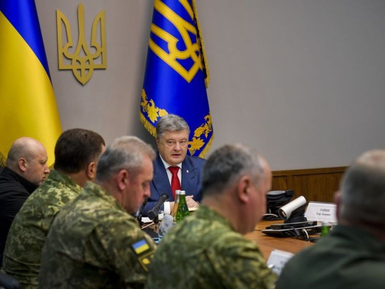 Порошенко подписал закон на встрече с силовиками