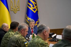 Порошенко подписал закон на встрече с силовиками