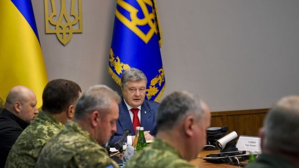 Порошенко подписал закон на встрече с силовиками