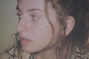 Дочь певцов взяла творческое имя Liz Varum