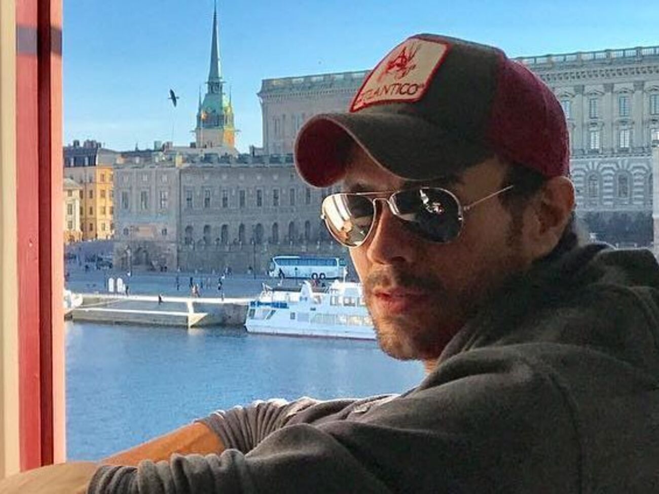 Иглесиас обнародовал ролик с ребенком