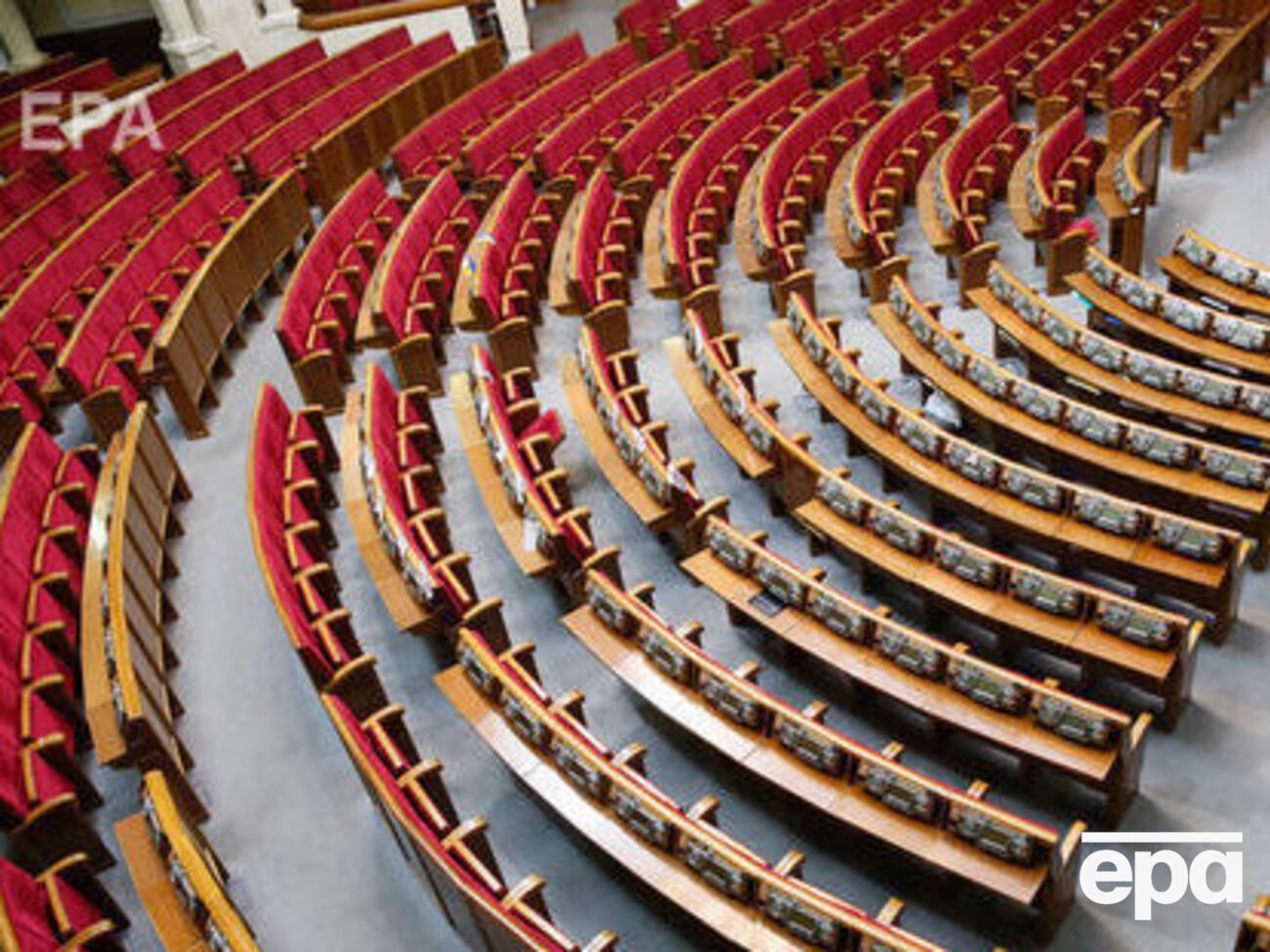 Як зазначає кореспондент "Інтерфакс-Україна", сектор фракції Блоку Петра Порошенка пустує