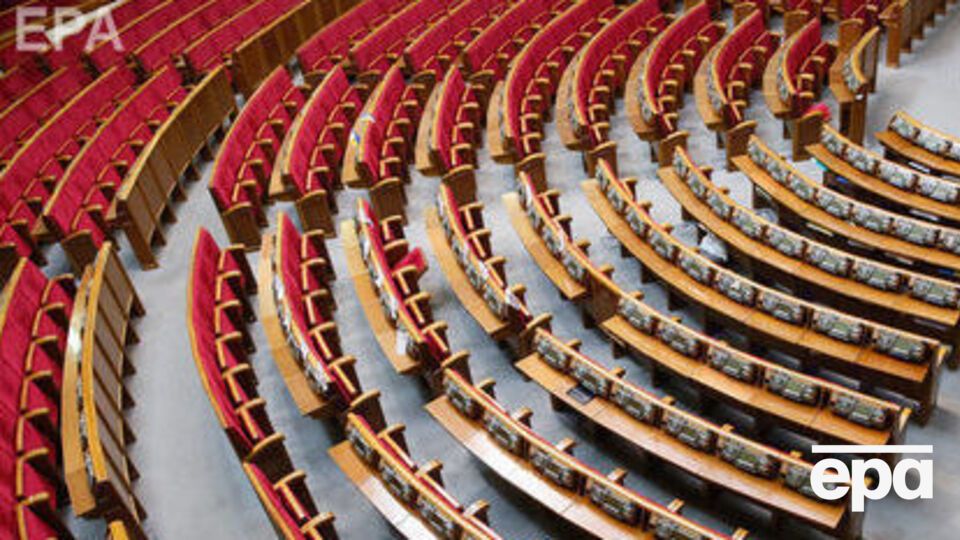 Як зазначає кореспондент "Інтерфакс-Україна", сектор фракції Блоку Петра Порошенка пустує