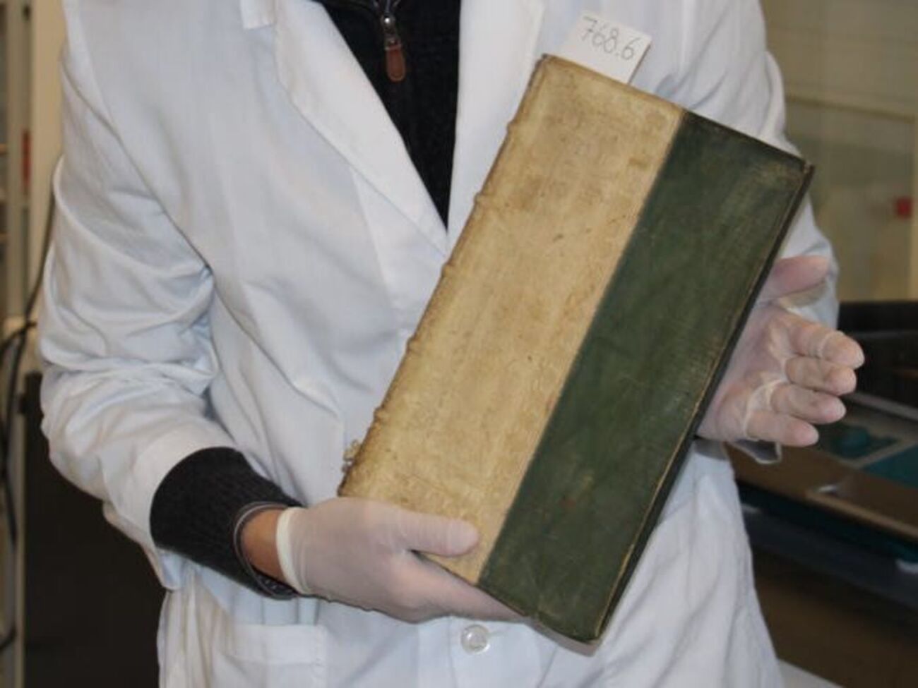 Краска, которой покрыты книги, содержит мышьяк