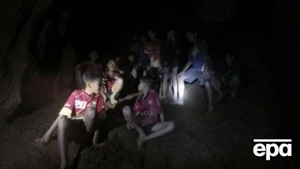 Детей в пещере обнаружили двое британских дайверов 2 июля