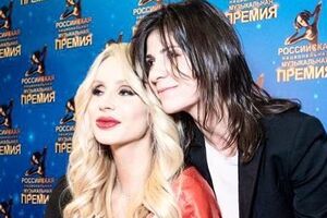 Крапивина (на фото справа) об украинских властях: Пусть страной займутся