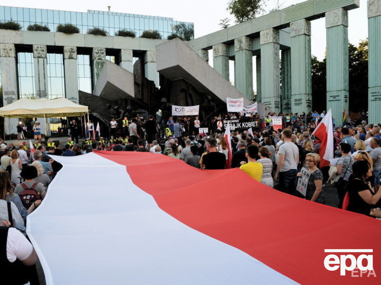 Інститут національної пам'яті Польщі рекомендував демонтувати монументи, які призводили до протестів