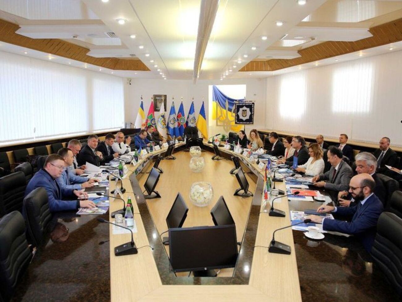 Аваков провел встречу с послами G7