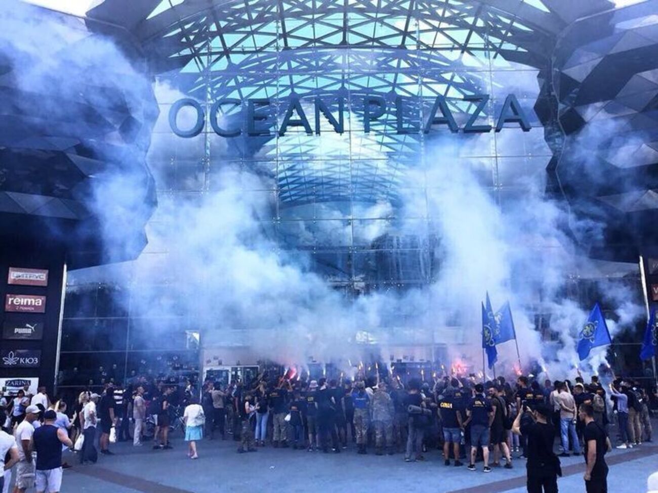 Націоналісти влаштували фаєр-шоу біля входу в торговий центр