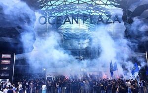 Націоналісти влаштували фаєр-шоу біля входу в торговий центр